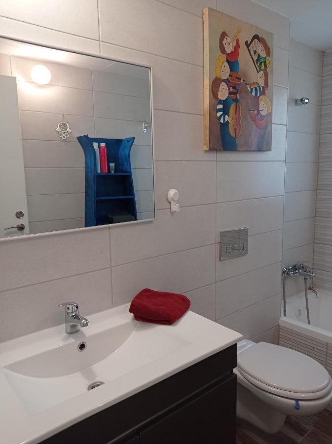 New! Great Location! Vibrant Downtown, Talpiot Market, Flea Market, Carmel Beach, Close To Everywhere Appartement Haifa Buitenkant foto