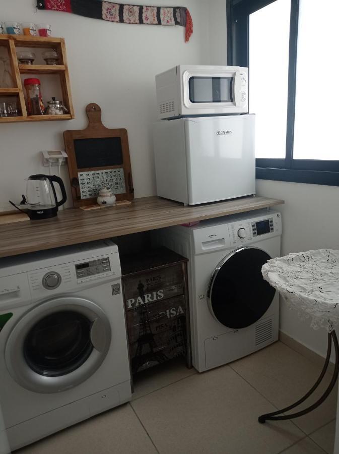 New! Great Location! Vibrant Downtown, Talpiot Market, Flea Market, Carmel Beach, Close To Everywhere Appartement Haifa Buitenkant foto