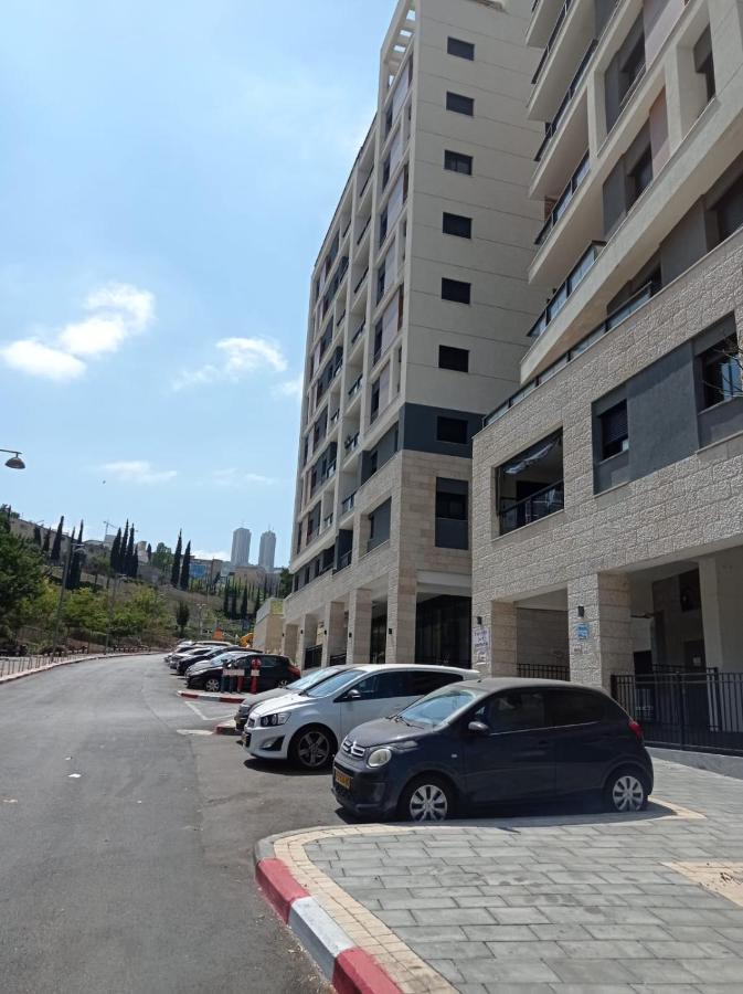 New! Great Location! Vibrant Downtown, Talpiot Market, Flea Market, Carmel Beach, Close To Everywhere Appartement Haifa Buitenkant foto